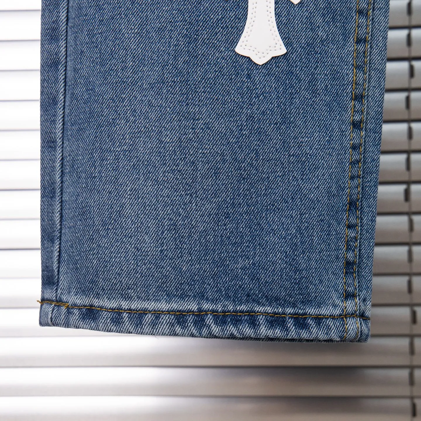 P210 Chrome Hearts jeans, blue and white leather. As we all know, chromehearts jeans use vintage Levis jeans as the base for creation. They usually add their own unique silver buckles and silver ornaments, plus leather embellishments. This is what doubles the value of these vintage jeans. Because the base is vintage jeans, the jeans themselves have become very soft and comfortable after years of baptism. This can be distinguished from ordinary jeans. Regarding the size, you should also refer to the pants data. Style number: 1780# Size: 28 30 32 34 36